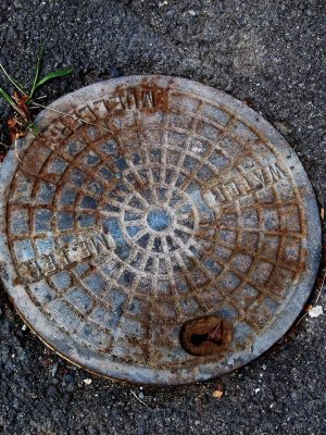 manhole-cover-2723518_1280